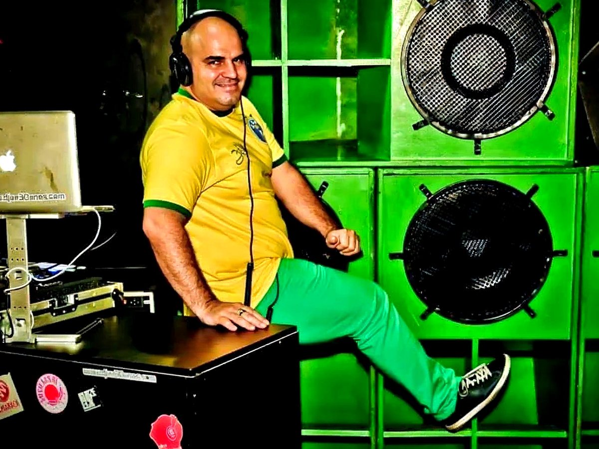 Ailton Areas ao lado do equipamento de som