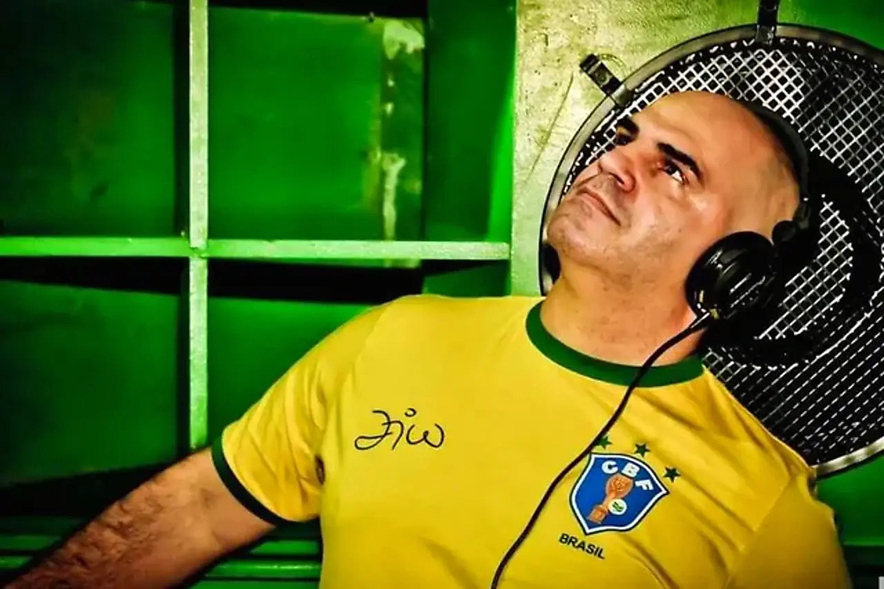 Multidão dançando