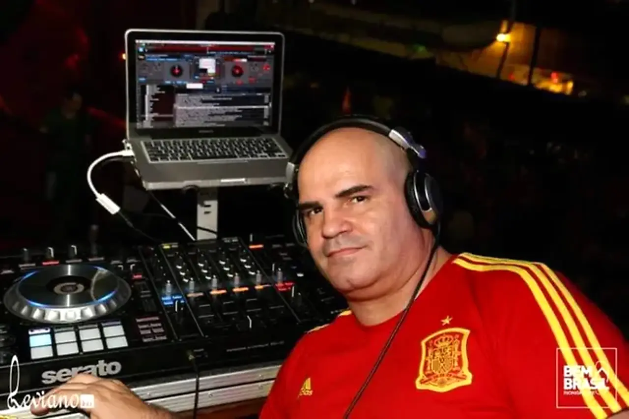 DJ no palco